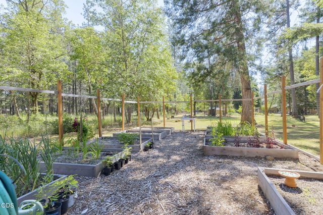 1740 Queens Branch Road, Rogue River, OR 97537