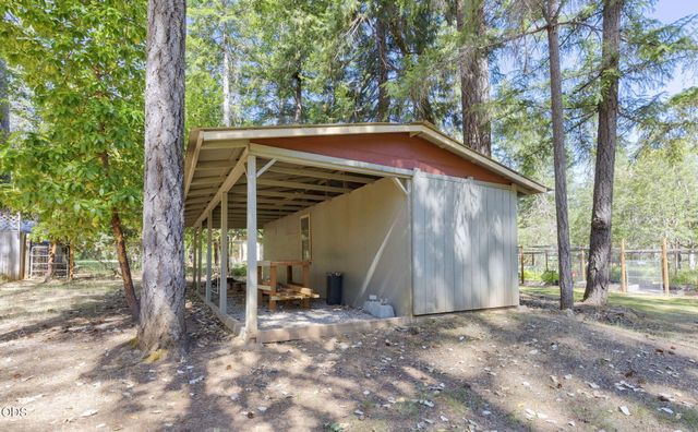 1740 Queens Branch Road, Rogue River, OR 97537