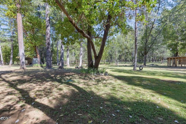 1740 Queens Branch Road, Rogue River, OR 97537