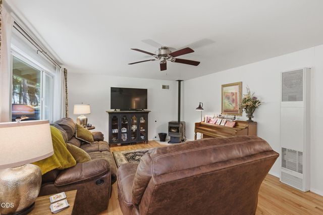 1740 Queens Branch Road, Rogue River, OR 97537
