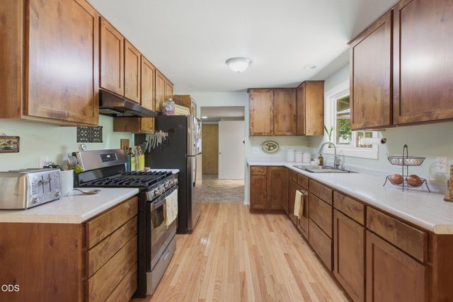 1740 Queens Branch Road, Rogue River, OR 97537
