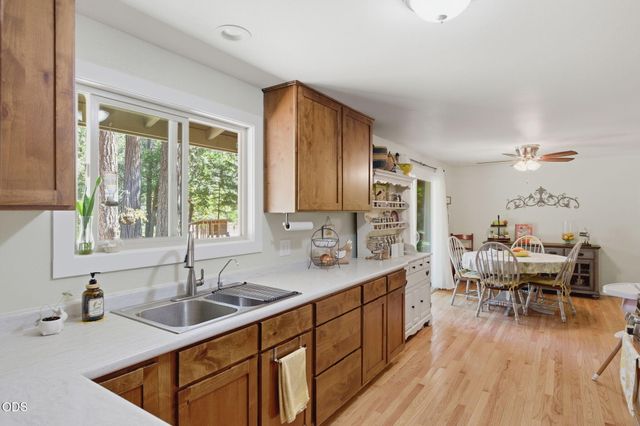 1740 Queens Branch Road, Rogue River, OR 97537