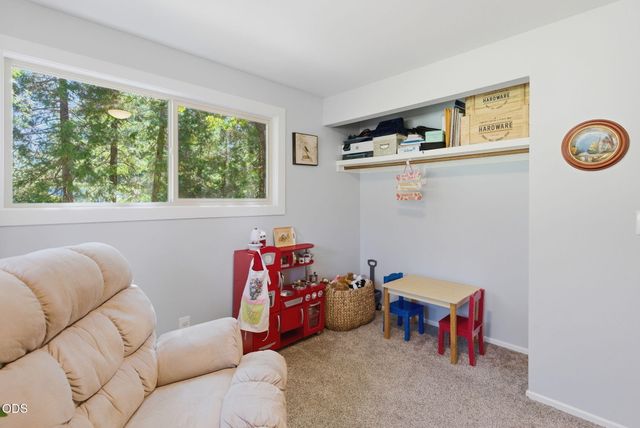 1740 Queens Branch Road, Rogue River, OR 97537