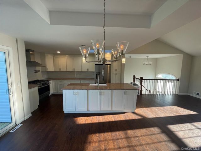 1657 Fairfax Avenue, West Islip, NY 11795