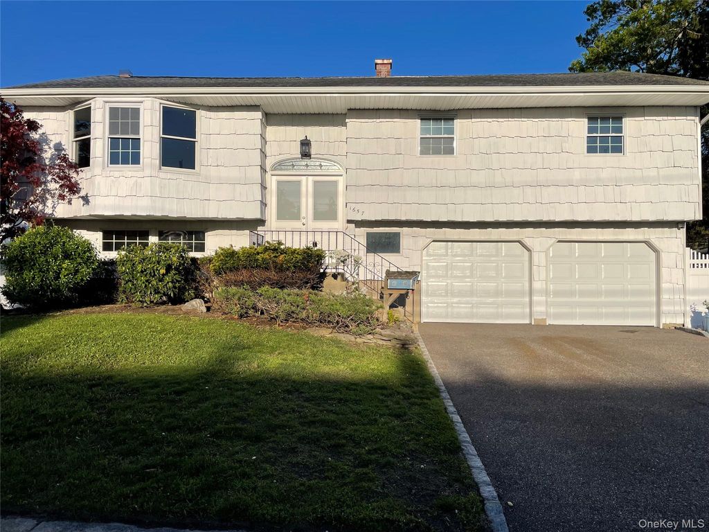1657 Fairfax Avenue, West Islip, NY 11795