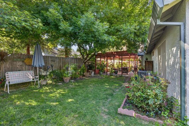 9136 Palmerson Dr, Antelope, CA 95843