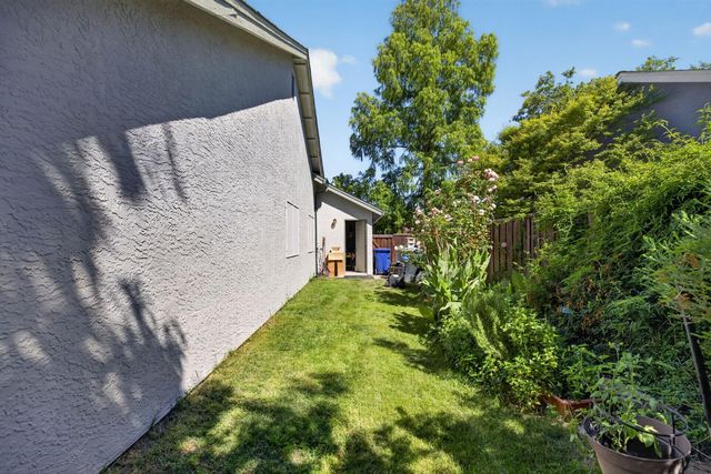 9136 Palmerson Dr, Antelope, CA 95843