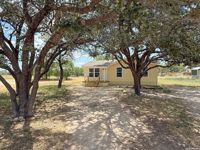 303 Davis, Devine, TX 78016