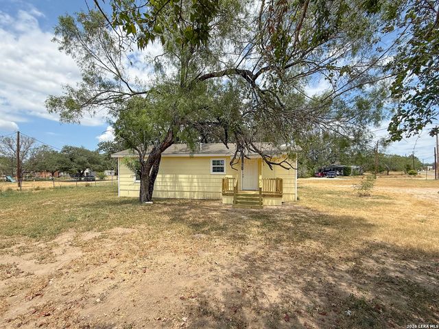 303 Davis, Devine, TX 78016