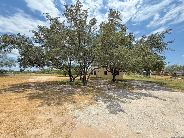 303 Davis, Devine, TX 78016