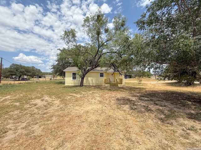 303 Davis, Devine, TX 78016