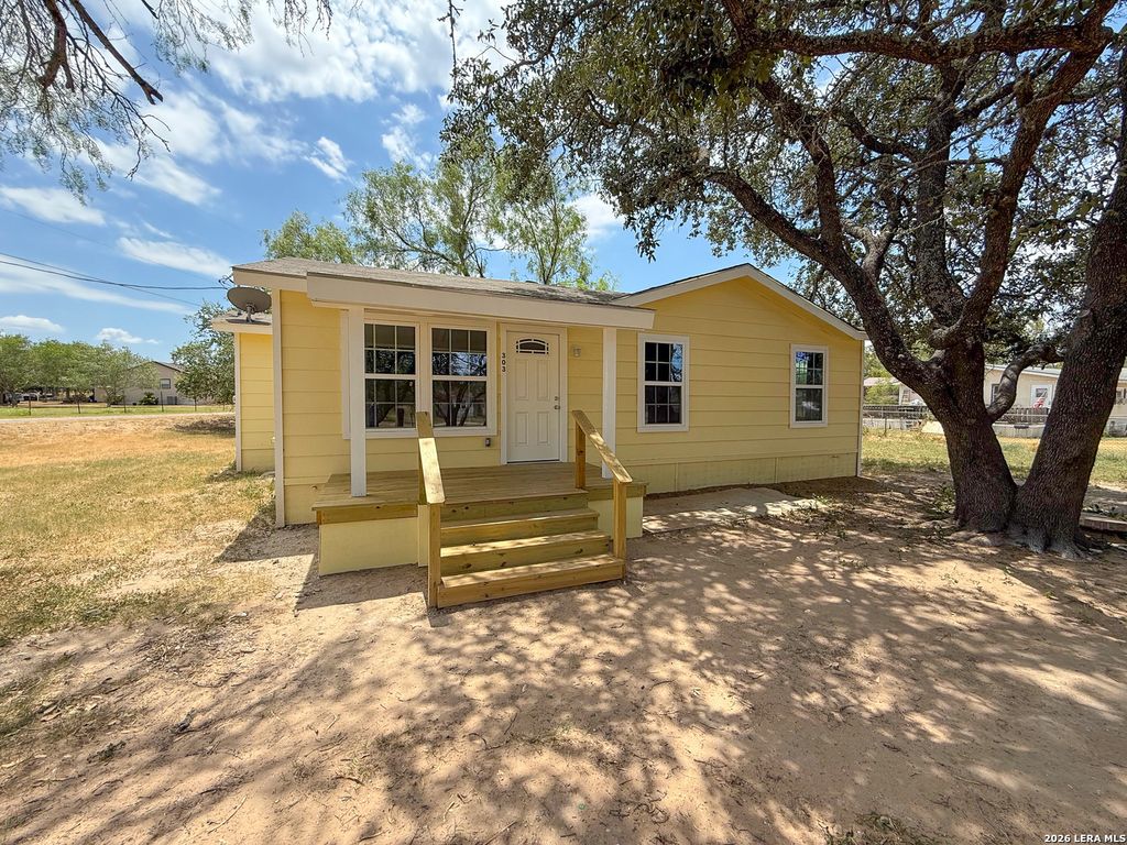 303 Davis, Devine, TX 78016