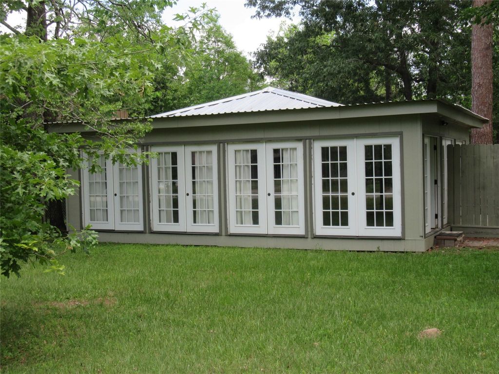 184 Hickory Drive, Onalaska, TX 77360