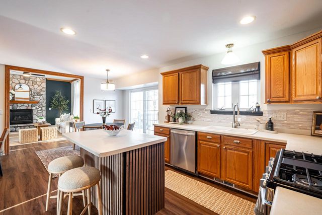 841 Summer Creek ROAD, Oconomowoc, WI 53066