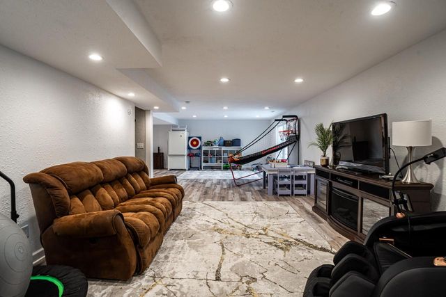 841 Summer Creek ROAD, Oconomowoc, WI 53066