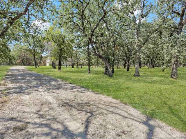 1255 Greg Street, Azle, TX 76020