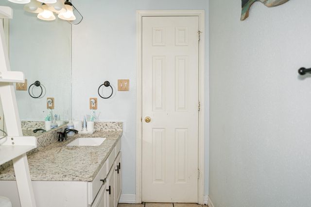 450 Biscayne ST, Giddings, TX 78942