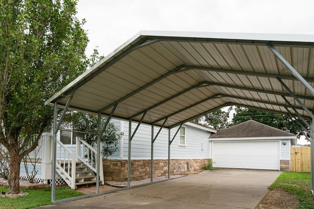 450 Biscayne ST, Giddings, TX 78942
