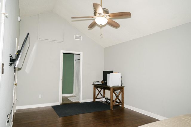 450 Biscayne ST, Giddings, TX 78942