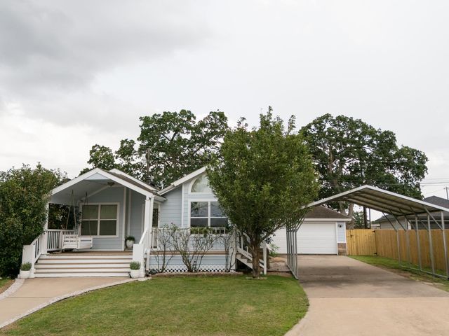 450 Biscayne ST, Giddings, TX 78942