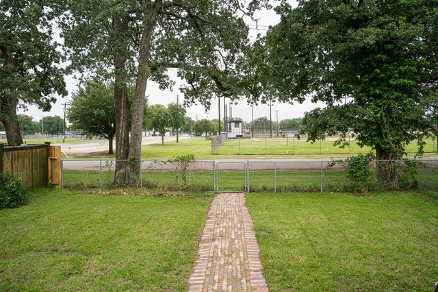 450 Biscayne ST, Giddings, TX 78942