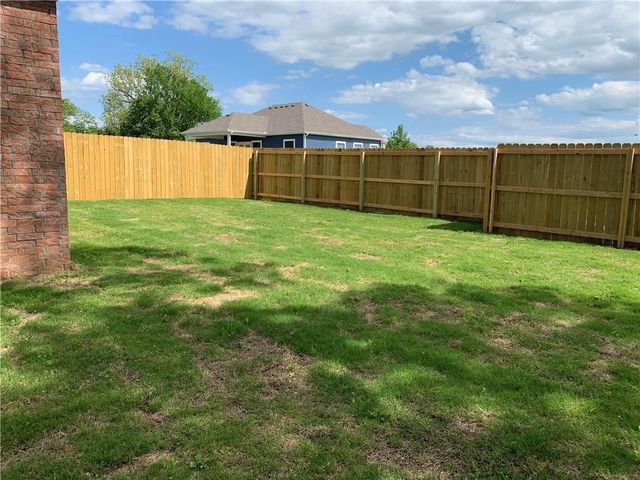 501 W Weymouth Court A, Siloam Springs, AR 72761