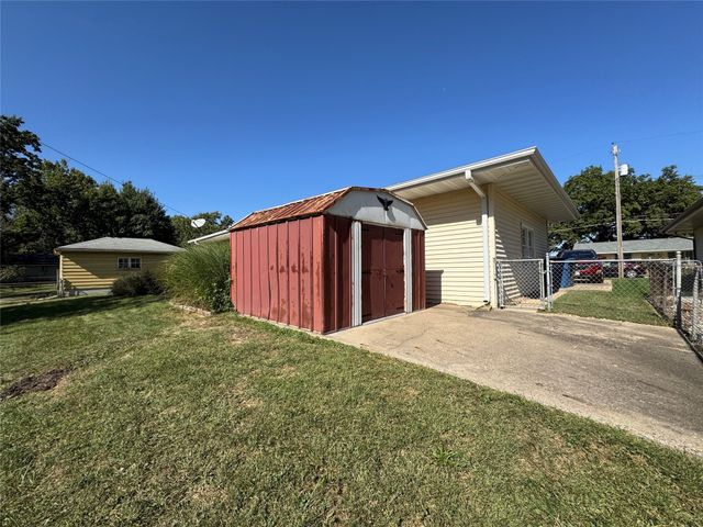 3914 Dosh Road, Des Moines, IA 50310
