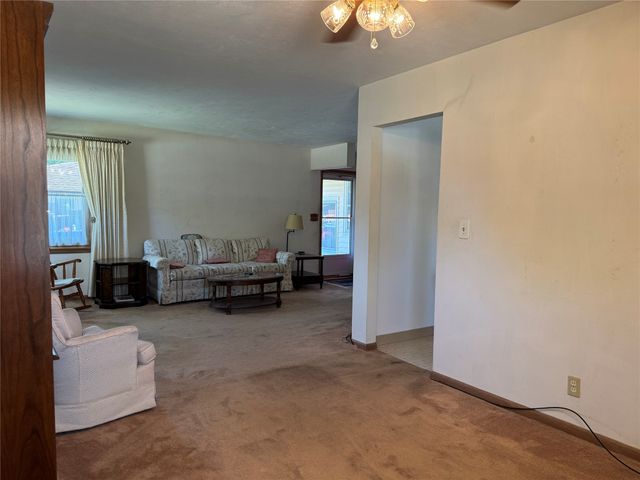 3914 Dosh Road, Des Moines, IA 50310