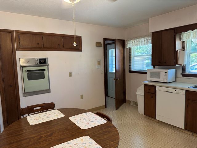 3914 Dosh Road, Des Moines, IA 50310