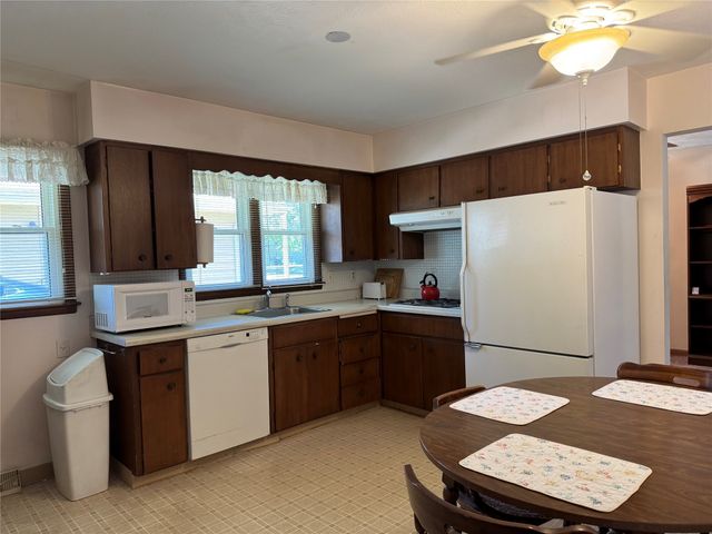 3914 Dosh Road, Des Moines, IA 50310