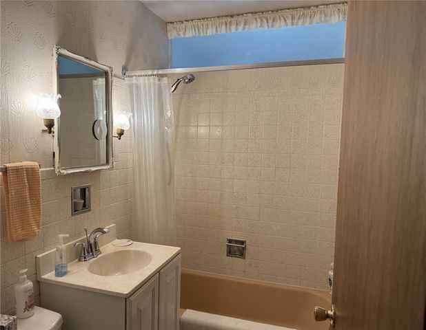 3914 Dosh Road, Des Moines, IA 50310