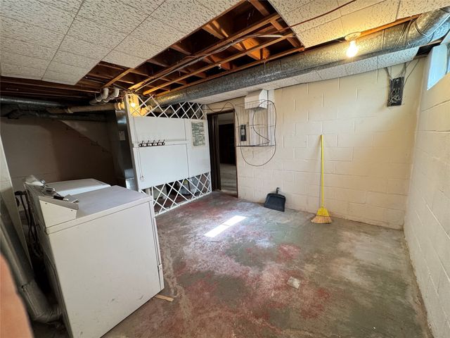 3914 Dosh Road, Des Moines, IA 50310