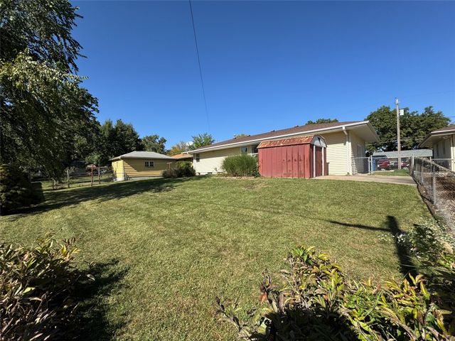 3914 Dosh Road, Des Moines, IA 50310