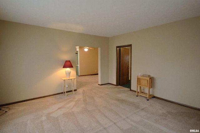 905 W BLAIR, Salem, IL 62881