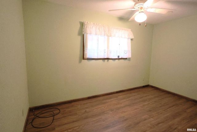 905 W BLAIR, Salem, IL 62881