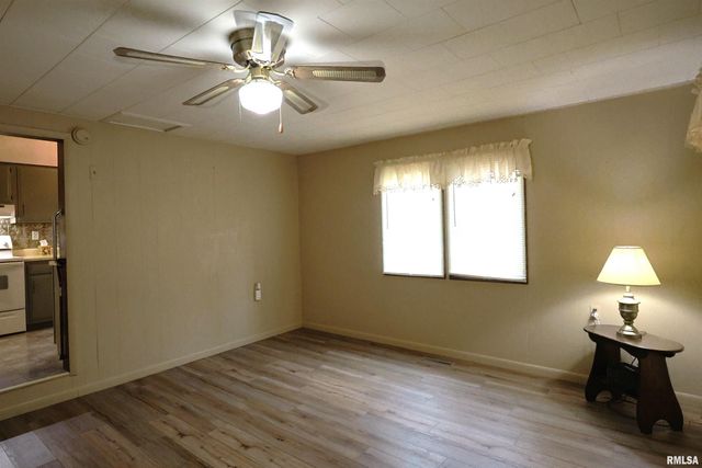 905 W BLAIR, Salem, IL 62881