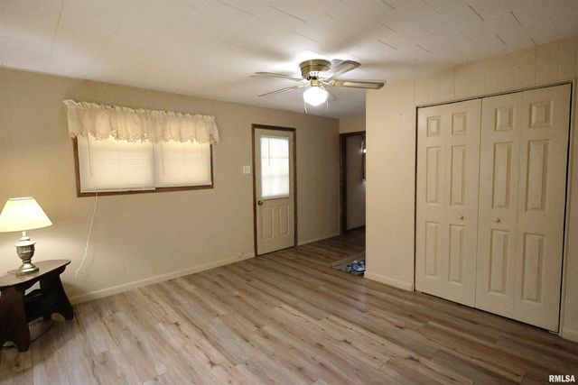 905 W BLAIR, Salem, IL 62881