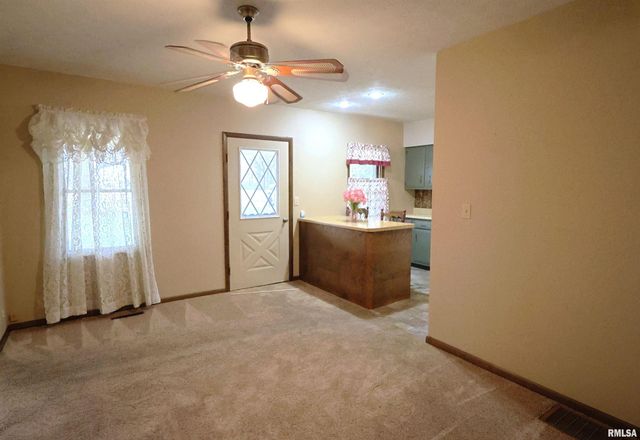 905 W BLAIR, Salem, IL 62881