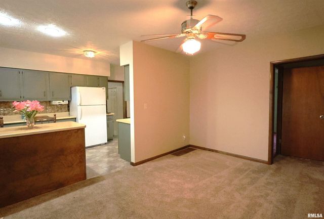 905 W BLAIR, Salem, IL 62881