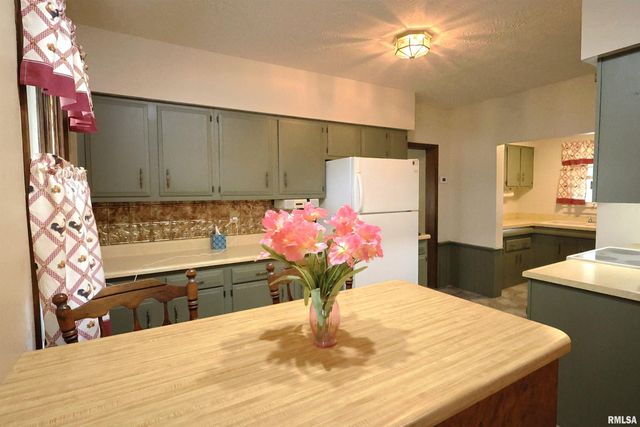 905 W BLAIR, Salem, IL 62881