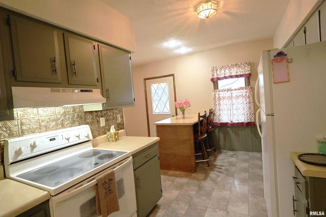 905 W BLAIR, Salem, IL 62881