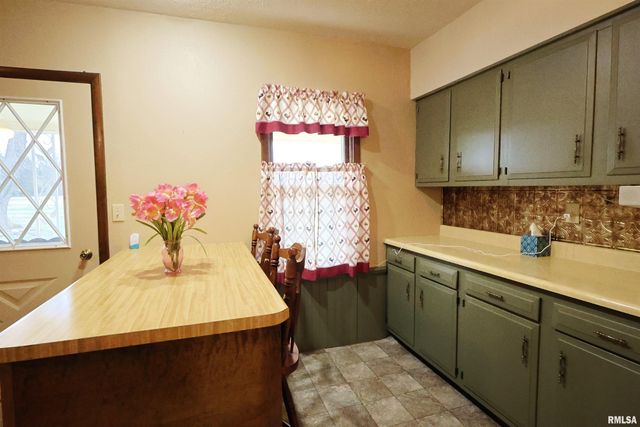 905 W BLAIR, Salem, IL 62881