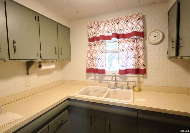 905 W BLAIR, Salem, IL 62881