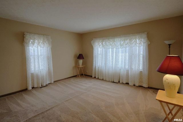 905 W BLAIR, Salem, IL 62881