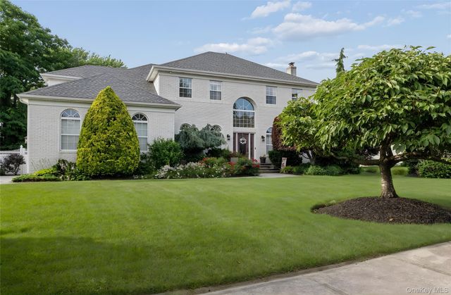 15 Barnaby Court E, Hauppauge, NY 11788
