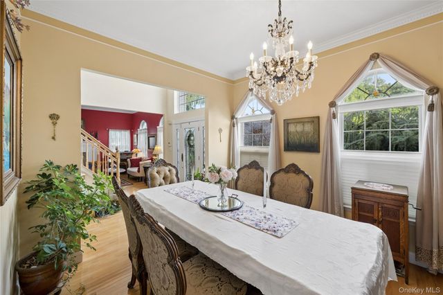 15 Barnaby Court E, Hauppauge, NY 11788