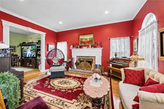 15 Barnaby Court E, Hauppauge, NY 11788