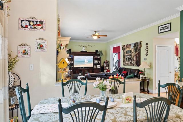 15 Barnaby Court E, Hauppauge, NY 11788