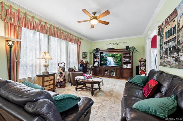 15 Barnaby Court E, Hauppauge, NY 11788