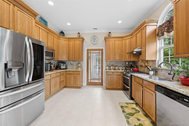 15 Barnaby Court E, Hauppauge, NY 11788